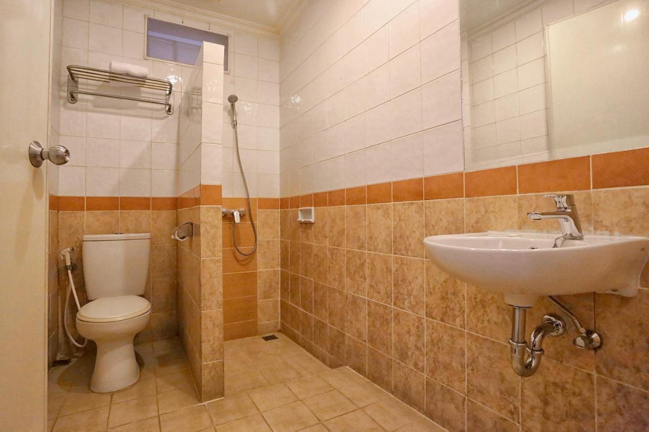 Hotel Quirin Semarang Extérieur photo