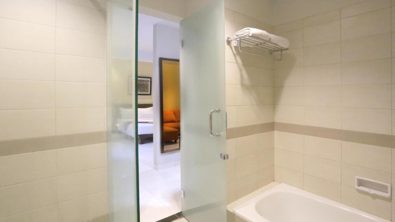 Hotel Quirin Semarang Extérieur photo