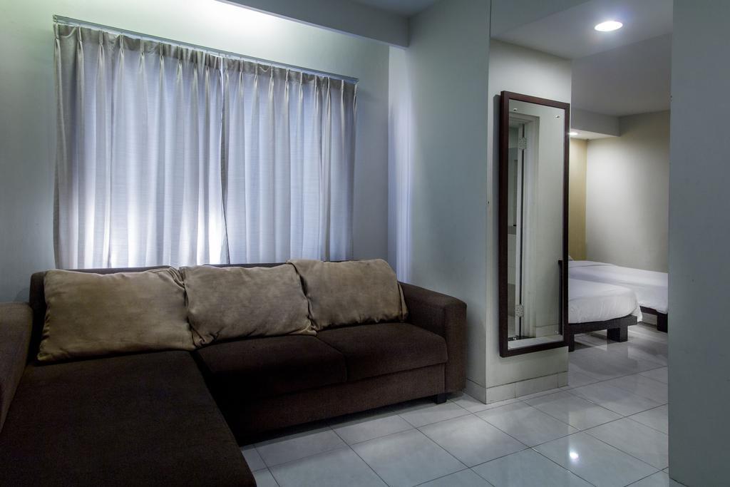 Hotel Quirin Semarang Chambre photo